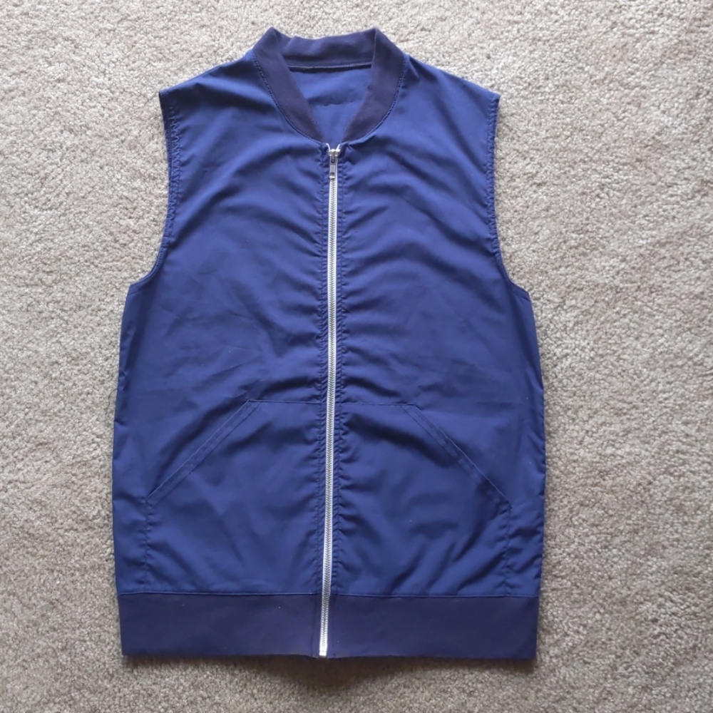 Sleeveless jacket